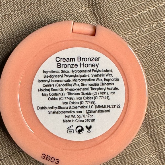 Shaina B 
CREAM BRONZER IN BRONZE HONEY - Picture 3 of 3